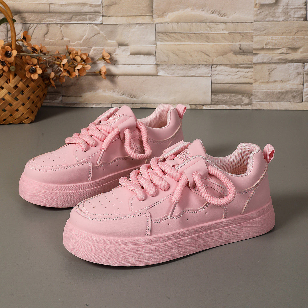 Damen Plateau-Sneaker mit dicker Laufsohle, übergroßen Schnürsenkeln und gepolstertem Knöchelbereich – Névara