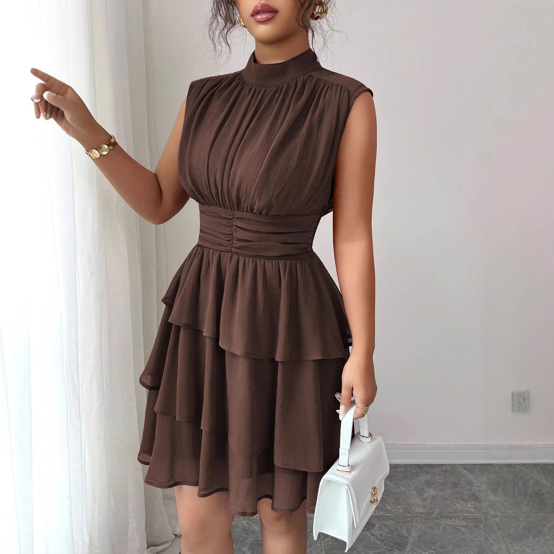 Damen Ärmelloses Chiffon-Stufenkleid mit Stehkragen und taillierter Raffung – Élara