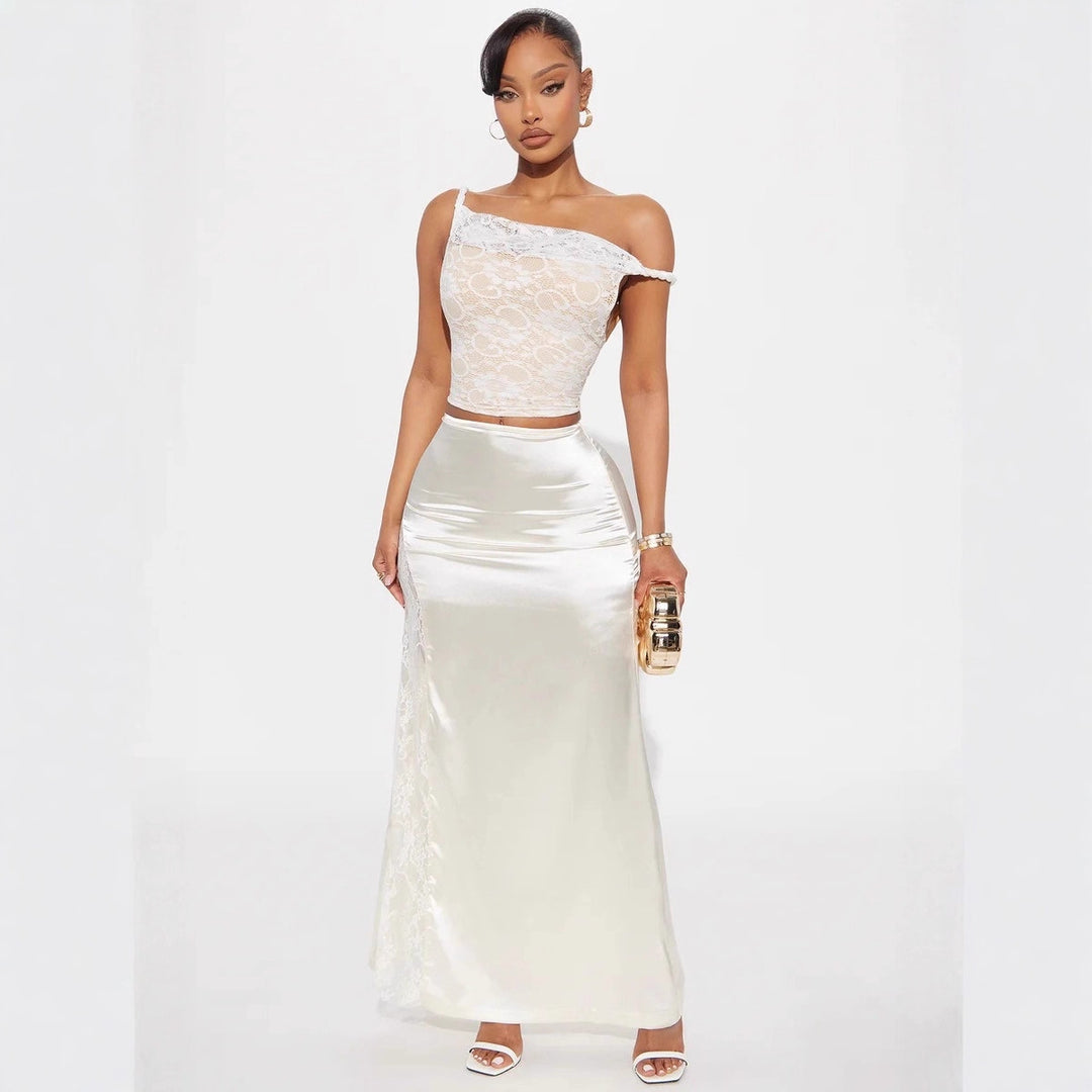 Damen Spitzenoberteil mit asymmetrischem Ausschnitt und romantischen Details Echo Archiv