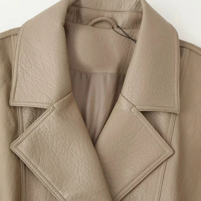 Damen Kurzblouson aus Kunstleder mit zweireihiger Knopfleiste, breitem Revers und gerafftem Bund Echo Archiv