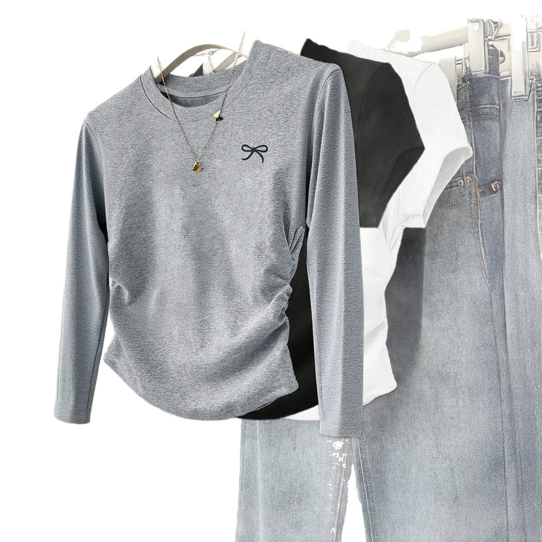 Damen gerüschtes Langarmshirt mit dezenter Schleifen-Stickerei und taillierter Drapierung – Maréline