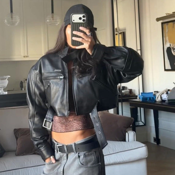 Damen Cropped Boxy-Bikerjacke aus veganem Leder mit hohem Stehkragen, Reißverschlusstaschen & Schnallen-Detail Echoarchiv