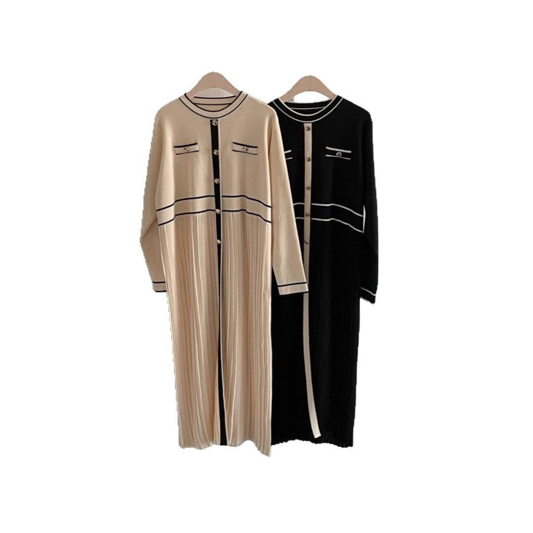 Damen Elegantes Longstrickkleid mit Kontrastpaspel, dekorativer Knopfleiste und plissiertem Rock – Valéora