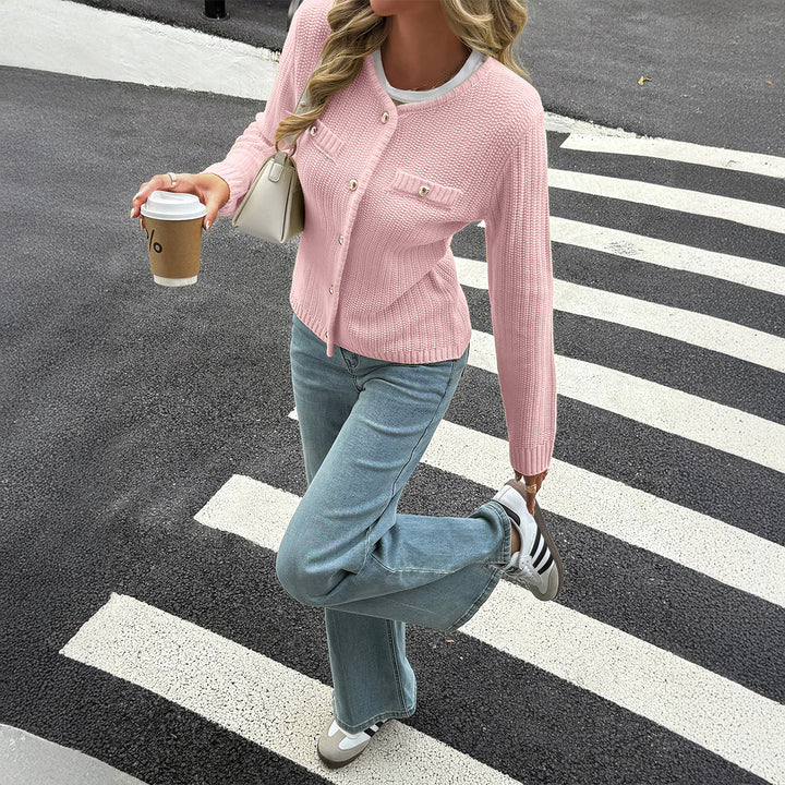 Damen Feiner Strickcardigan mit schimmernden Zierknöpfen, geripptem Saum und Brusttaschenoptik – Veloura