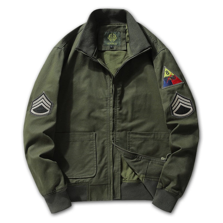 Herren nan militärisch inspirierte Bomberjacke mit aufgesetzten Patches, verdecktem Reißverschluss und elastischen Bündchen Echo Archiv