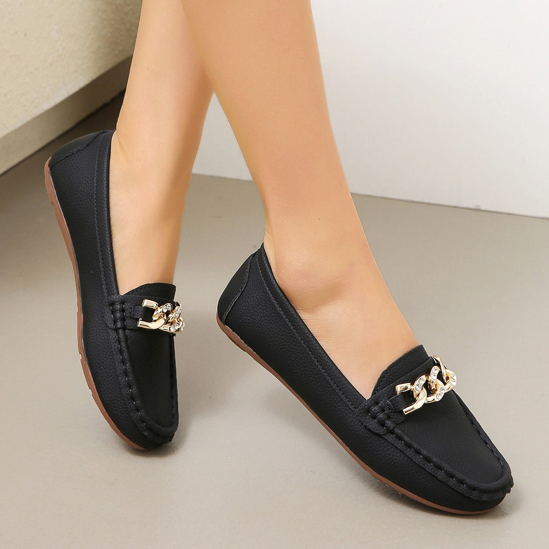 Damen Flexibler Mokassin‑Slipper mit gepolstertem Komfortfußbett und dekorativer Metallkette – Lioré