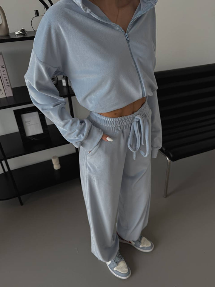 Damen Zweiteiliges Samt-Loungewear-Set mit Cropped-Zipjacke und weiter High-Waist-Sweathose – Avérine
