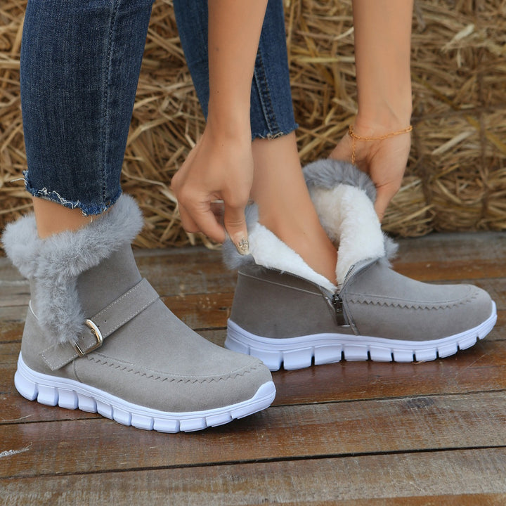 Damen nan gefütterte Kurzstiefel mit Kunstfellbesatz, Velourslederoptik, seitlichem Reißverschluss, dekorativer Metallschnalle und profilierter Lightweight-Sohle Echo Archiv