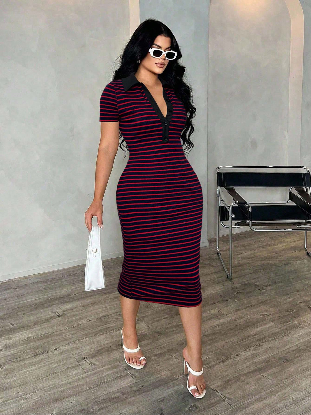 Damen Figurbetontes Polokleid im Streifen‑Look aus Rippstrick mit kurzem Ärmel – Élara