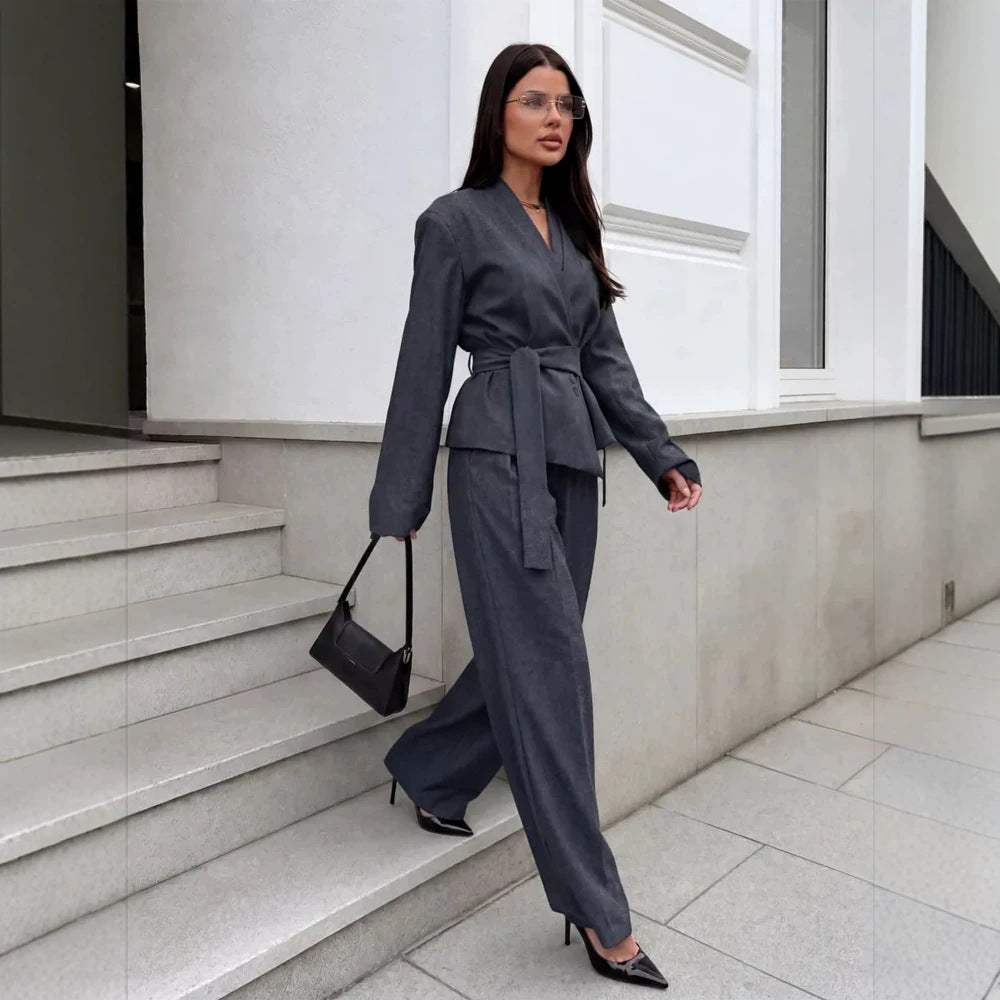 Damen Elegantes Wickelblazer-Set mit Taillengürtel und weiter Bundfaltenhose Echoarchiv