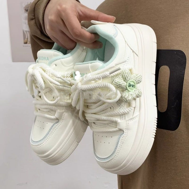 Damen Sneakers mit floralem Anhänger und komfortabler Sohle Echo Archiv