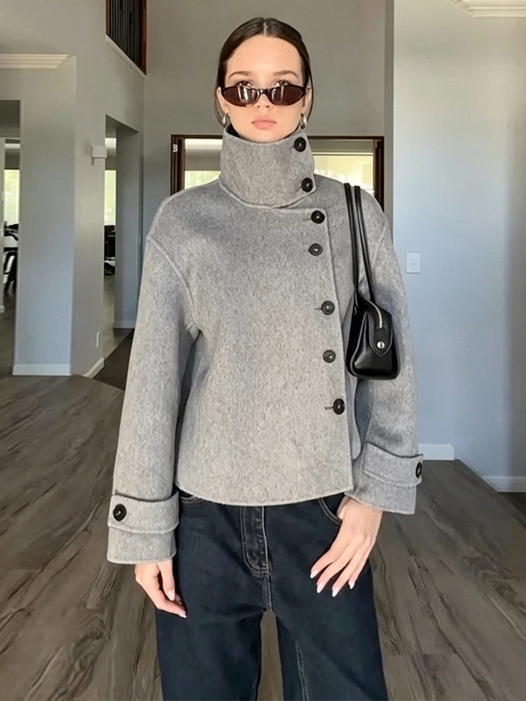 Damen Kurzer Wollmix-Mantel mit asymmetrischer Knopfleiste und hohem Stehkragen Echoarchiv