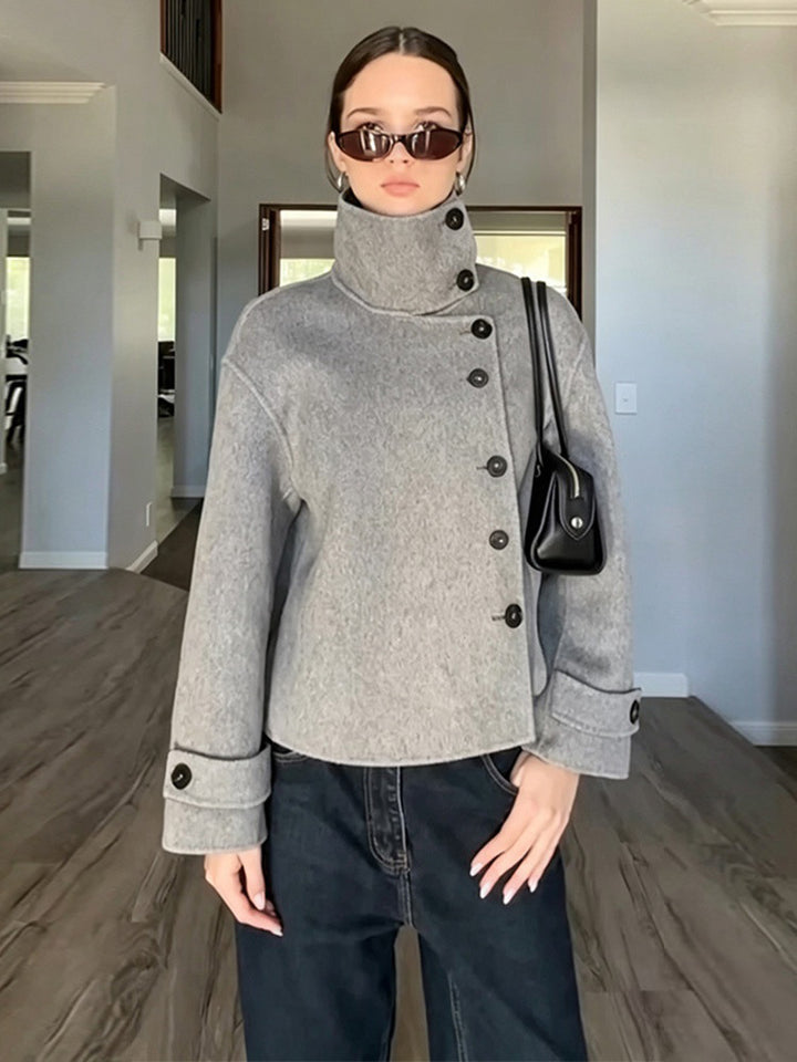 Damen Kurzer Wollmix-Mantel mit asymmetrischer Knopfleiste und hohem Stehkragen Echoarchiv