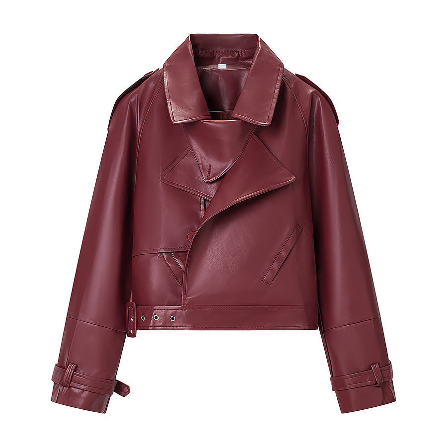 Damen Kurz geschnittene Bikerjacke aus Lederoptik mit asymmetrischer Reversklappe und Taillenriegel Echo Archiv