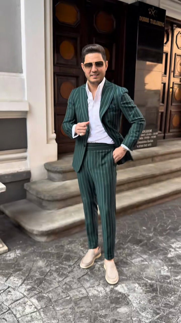 Herren elegante Anzug mit doppelter Knopfreihe und modischen Streifen Echoarchiv