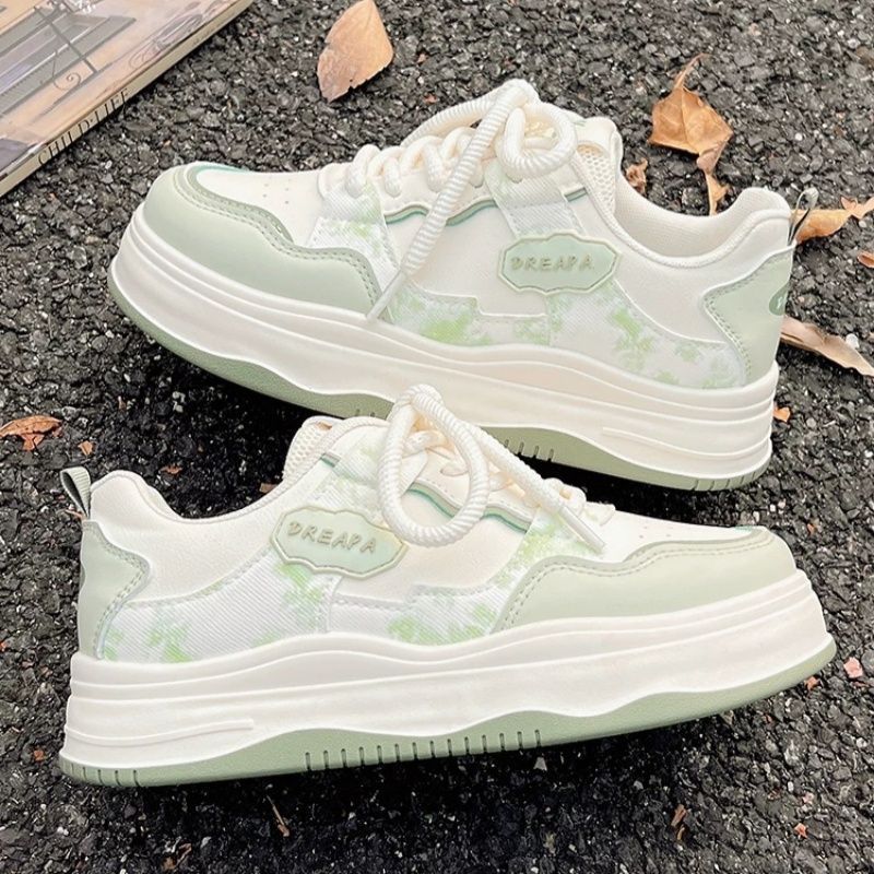 Damen Voluminöser Plateau‑Sneaker im Retro‑Citystil mit dezenter Marmorierung und dämpfender Keilsohle – Névara