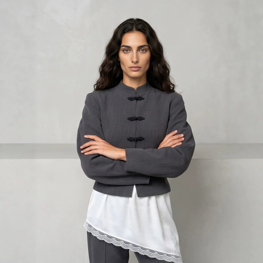 Damen Taillierter Cropped-Blazer mit Mandarin-Kragen und Zierknotenverschluss Echoarchiv