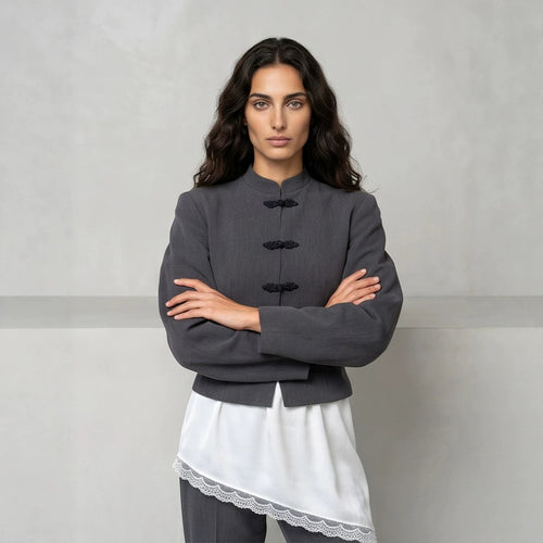 Damen Taillierter Cropped-Blazer mit Mandarin-Kragen und Zierknotenverschluss Echoarchiv