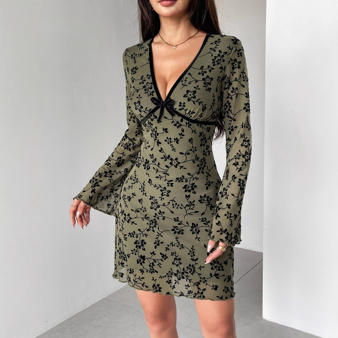 Damen nan tailliertes Netzstoff-Minikleid mit Samtflock-Blütenmuster, tiefem V-Ausschnitt und Schleifenapplikation Echo Archiv