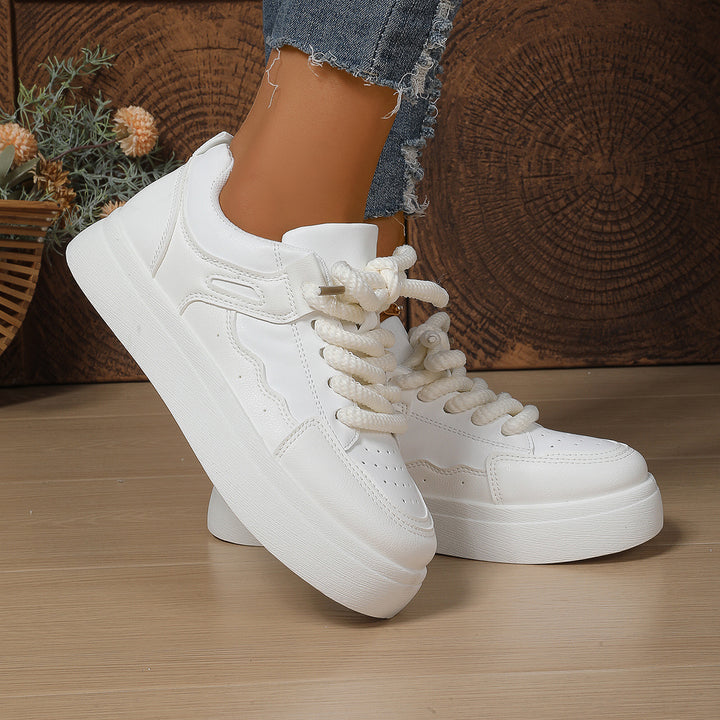 Damen Plateau-Sneaker mit dicker Laufsohle, übergroßen Schnürsenkeln und gepolstertem Knöchelbereich – Névara