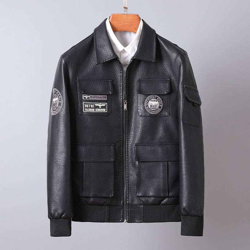 Herren Kunstleder-Fieldbomberjacke im Pilotenstil mit Patch‑Applikationen und Frontklappentaschen Echoarchiv