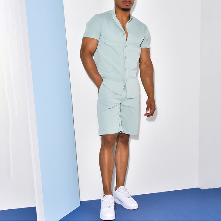 Herren modernes Kurzarmhemd mit eckigem Kragen und sportlichen Shorts Echoarchiv
