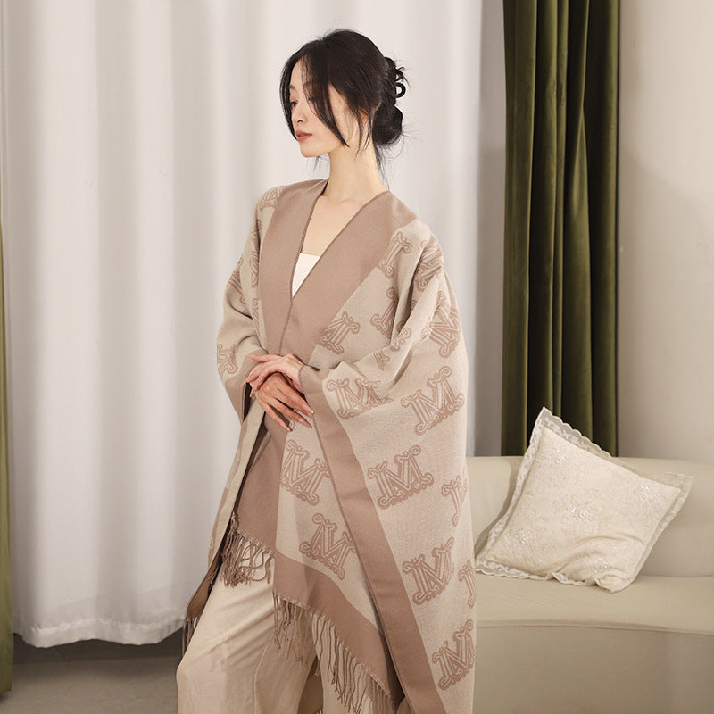 Damen Grobgewebter Poncho im Kimono-Schnitt mit Monogramm-Jacquard und Fransensaum – Avérine