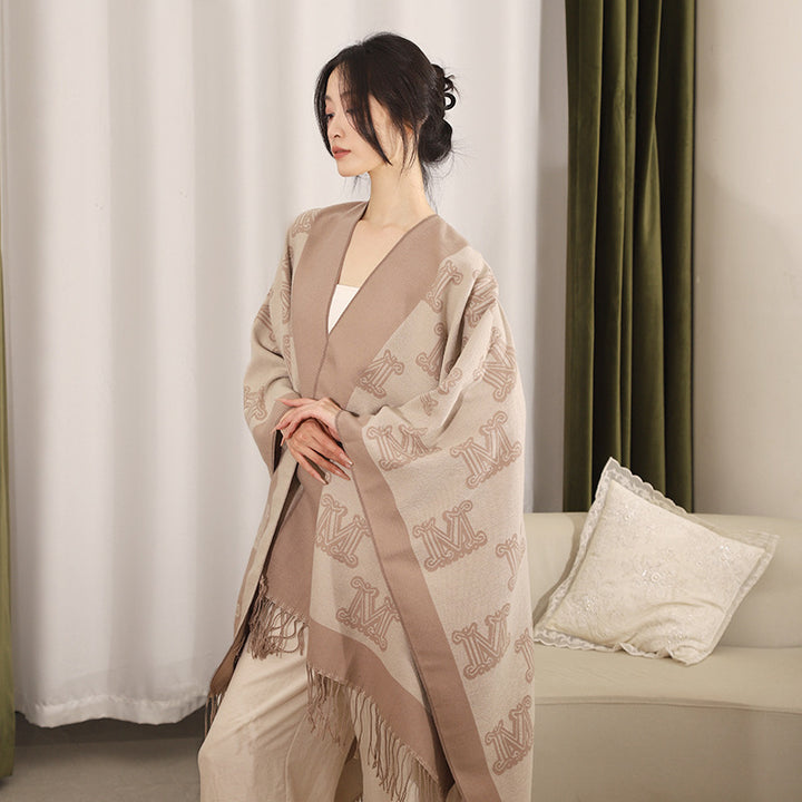 Damen Grobgewebter Poncho im Kimono-Schnitt mit Monogramm-Jacquard und Fransensaum – Avérine