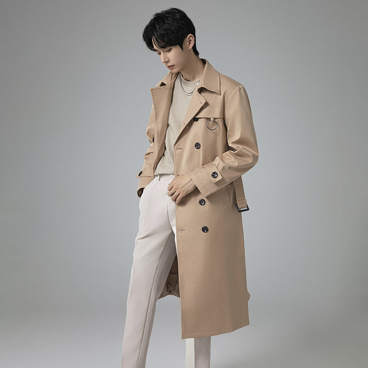Herren Moderner Tech-Trenchcoat mit Doppelreihiger Knopfleiste, Bindegürtel und dezenten Ringdetails Echoarchiv