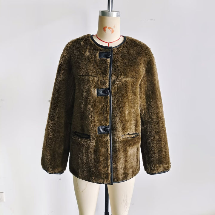 Damen kurzer kastiger Teddy-Mantel mit Rundhalsausschnitt, kontrastierenden Paspeln und aufgesetzten Pattentaschen – Célinea