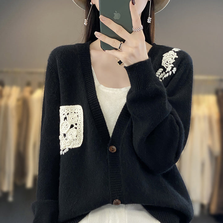 Damen Zweiteiliges Feinstrick‑Set mit Strickcardigan und Top sowie gehäkelten Blumenapplikationen Echoarchiv