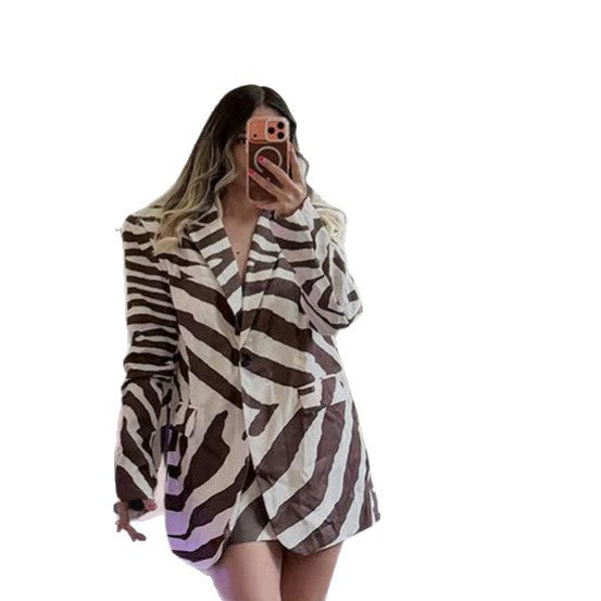 Damen Blazerkleid im Zebra-Print mit markanter Schulterpartie & breitem Taillengürtel Echoarchiv