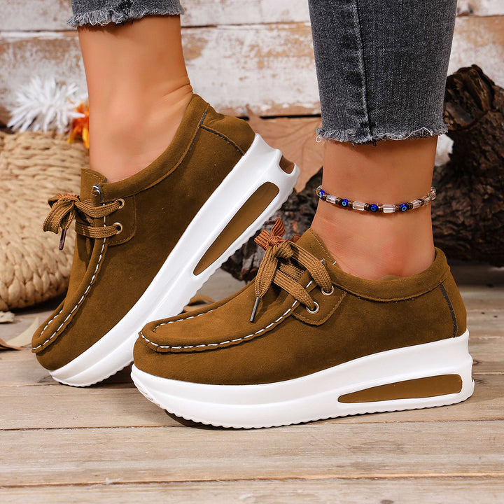 Damen Bequeme Keil‑Plateau‑Sneaker mit Wildlederoptik und gepolstertem Komfortfußbett – Névara
