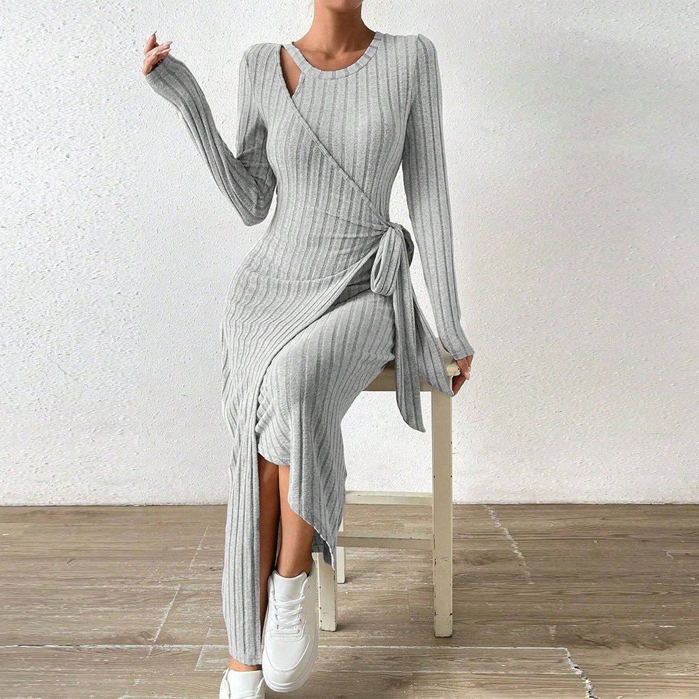Damen geripptes Midikleid mit Wickeloptik, Taillenbindegürtel, One-Shoulder Cutout und seitlichem Beinschlitz – Élara