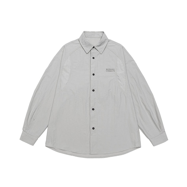Unisex Lockeres Coach-Shirtjacke mit Kentkragen, Druckknopfleiste und minimalem Brustprint Echoarchiv
