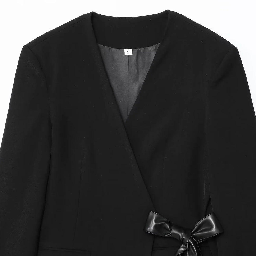 Damen nan taillierter Blazer mit V-Ausschnitt, Pattentaschen und Satinbindegürtel Echo Archiv