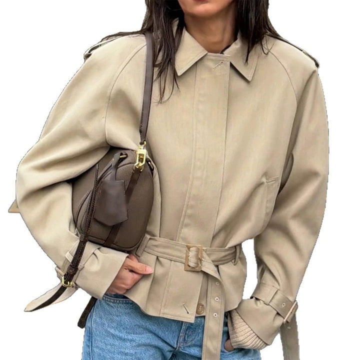 Damen Taillierte Kurz-Trenchjacke mit Bindegürtel, Raglanärmeln und verdeckter Knopfleiste Echoarchiv