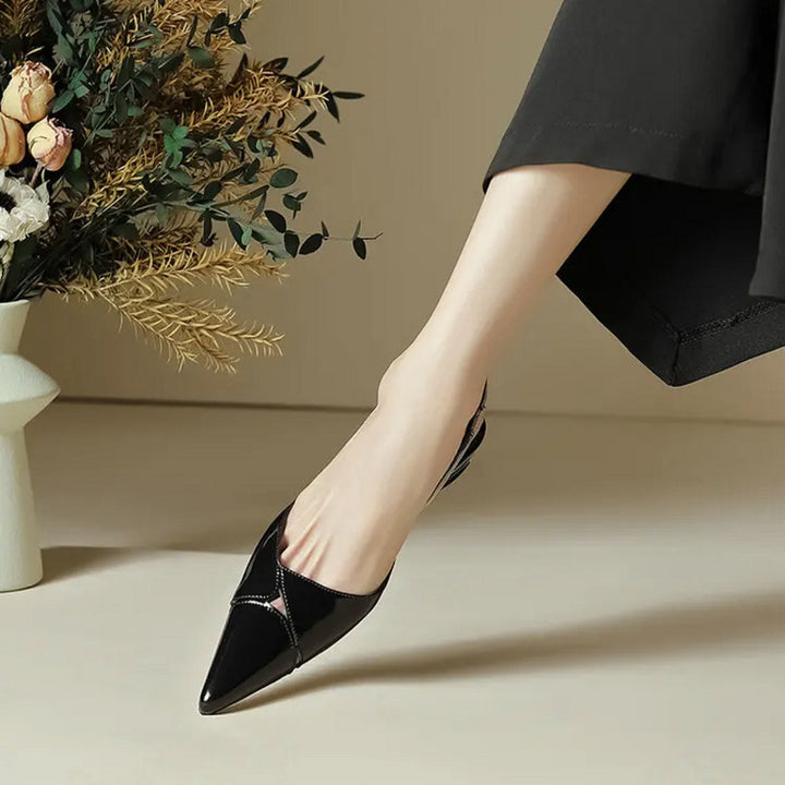 Damen Slingback-Ballerina aus Lackleder mit spitzer Kappe und skulpturellem Absatz – Lioré