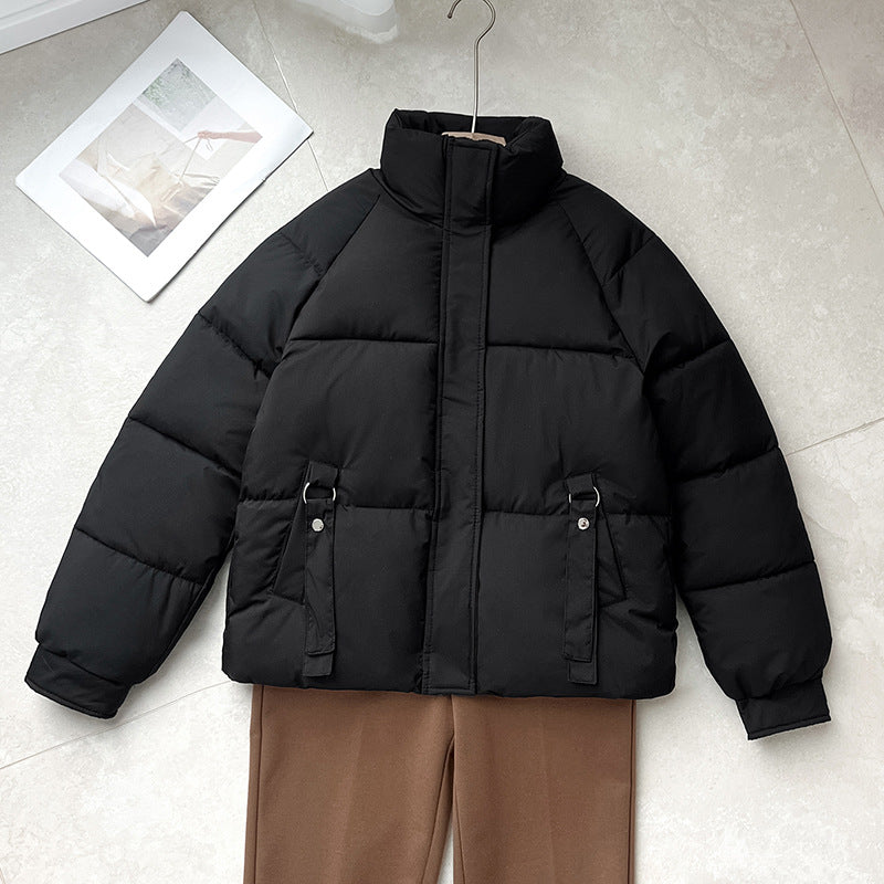 Damen kurze gesteppte Pufferjacke mit hohem Stehkragen, verdeckter Frontblende und D‑Ring Taschenapplikation – Célinea