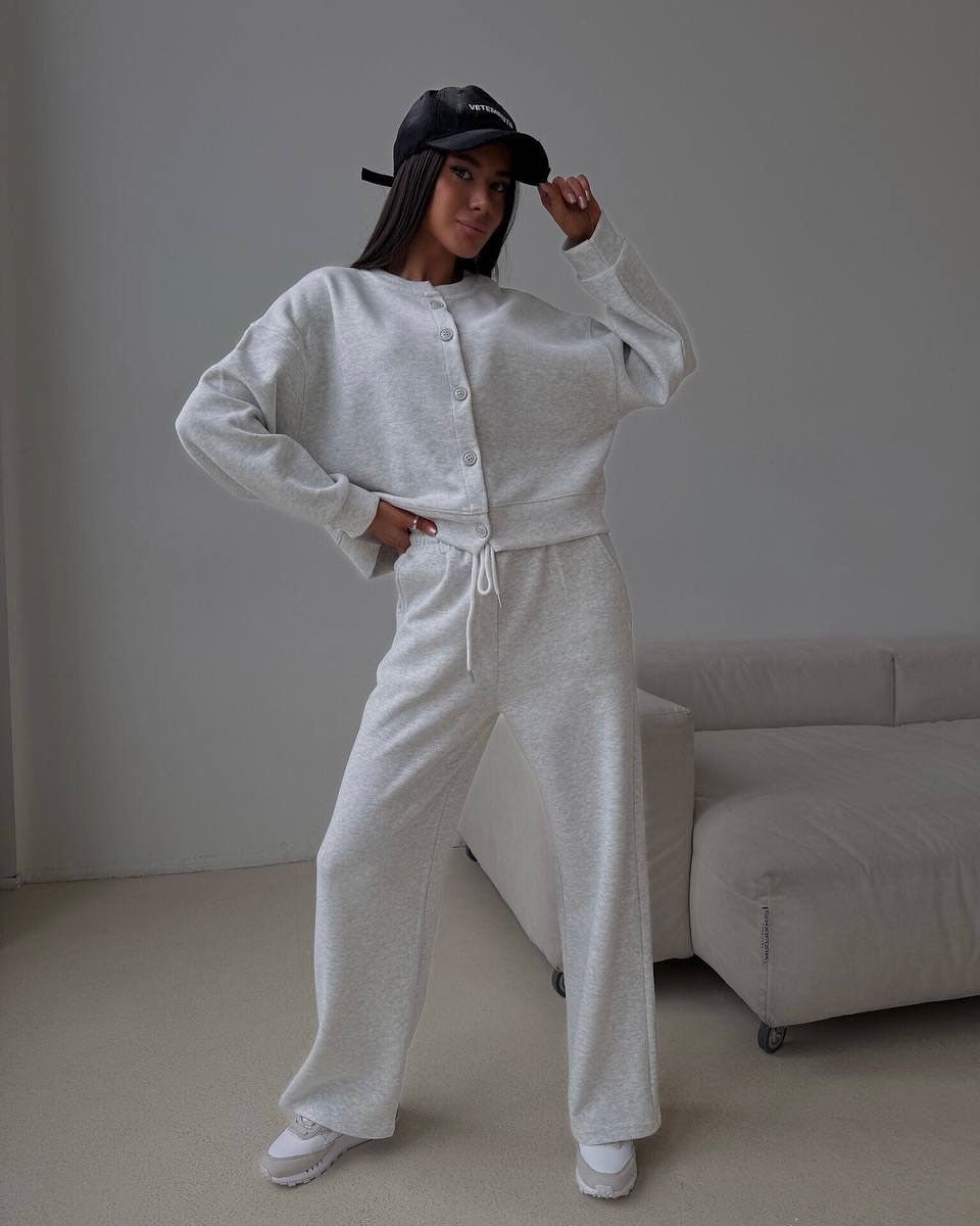 Damen Zweiteiliges Loungewear-Set aus Sweat mit geknöpfter Cropped-Jacke und weiter Kordelzughose – Avérine