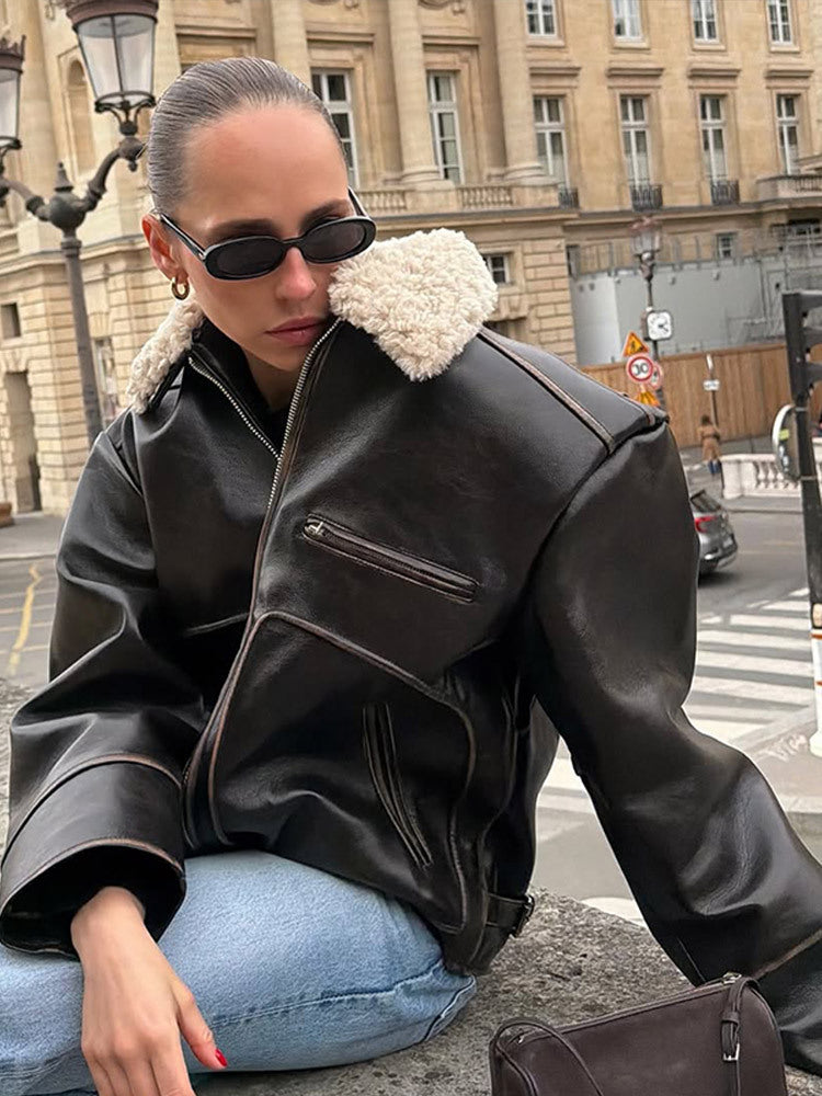 Damen Kurz geschnittene Lederimitat‑Fliegerjacke mit voluminösem Teddy‑Schalkragen und markanten Ziernähten Echoarchiv