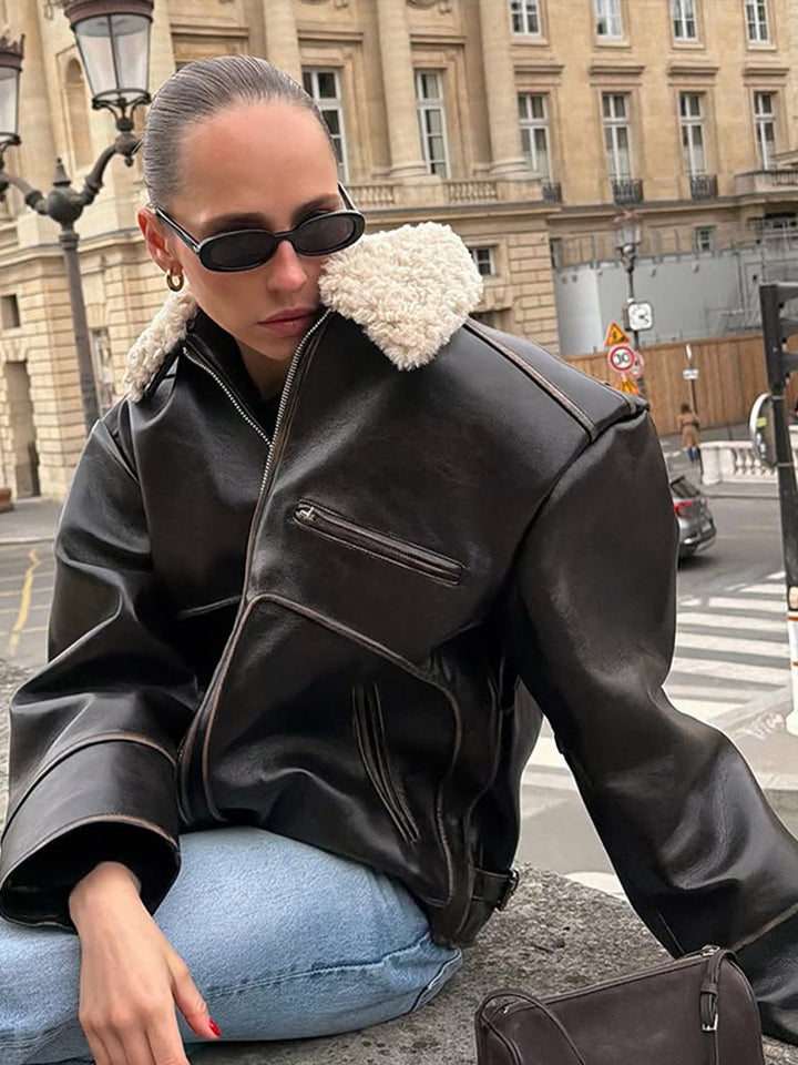 Damen Kurz geschnittene Lederimitat‑Fliegerjacke mit voluminösem Teddy‑Schalkragen und markanten Ziernähten Echoarchiv