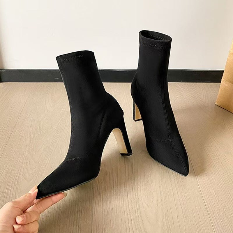Damen Sock-Stiefelette aus Stretchvelours mit spitzer Zehenpartie und skulpturellem Blockabsatz – Varelle