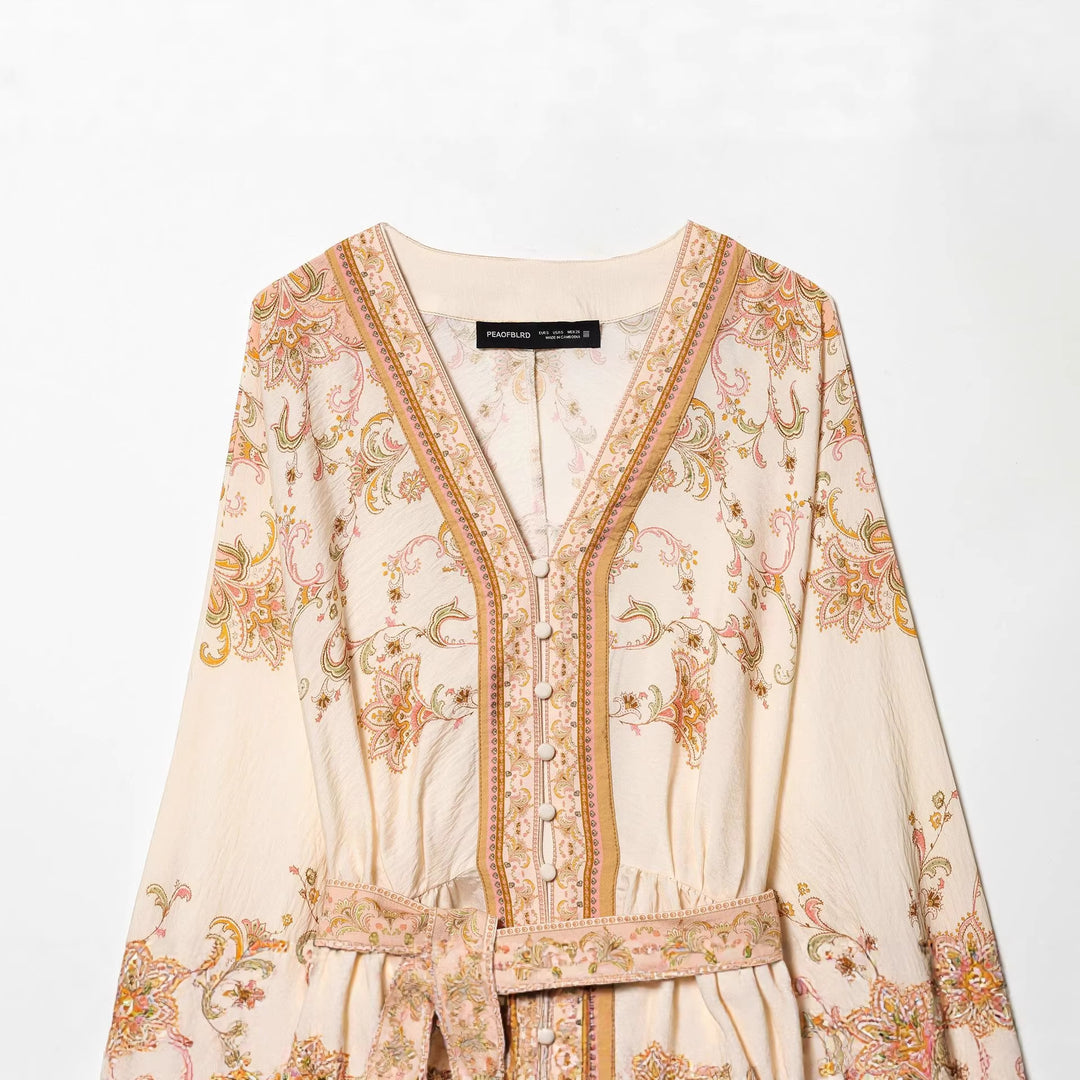 Damen besticktes Boho-Minikleid mit tiefem V-Ausschnitt, durchgehender Knopfleiste, taillierendem Bindegürtel und ballonärmeln – Élara