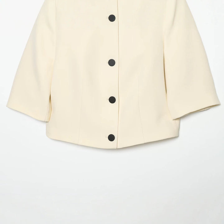 Damen Kurzjacke mit Rundhalsausschnitt, kastiger Silhouette und großen Zierknöpfen Echo Archiv