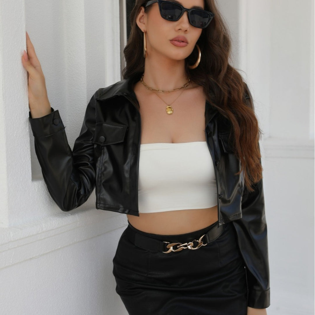Damen Kurze Kunstlederjacke mit Hemdkragen und Druckknopfleiste – Célinea