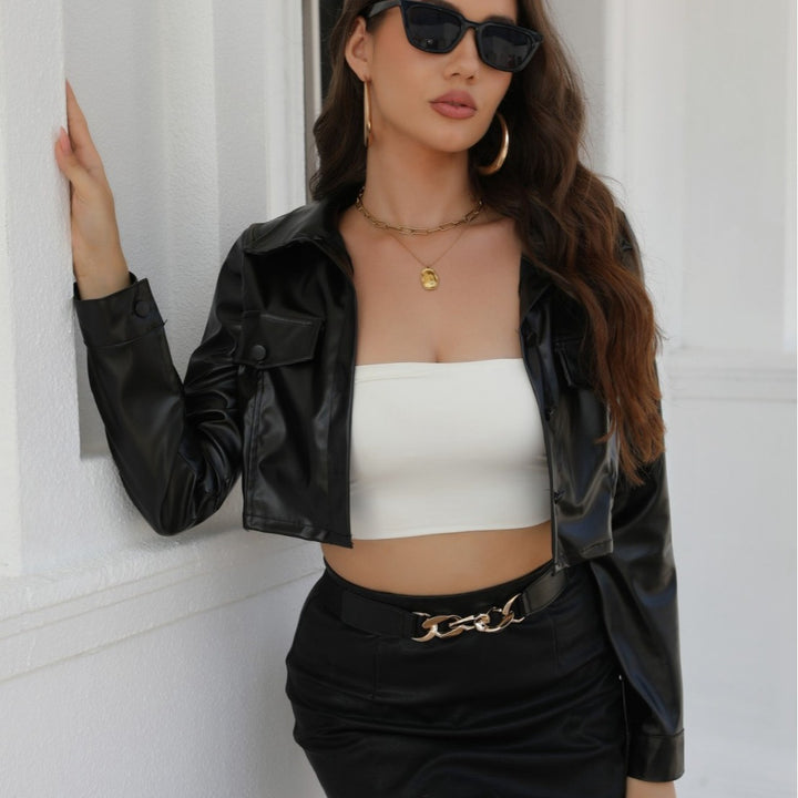 Damen Kurze Kunstlederjacke mit Hemdkragen und Druckknopfleiste – Célinea