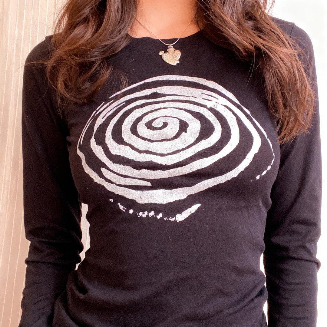 Damen Enganliegendes Langarmshirt mit künstlerischem Spiraldruck – Avérine