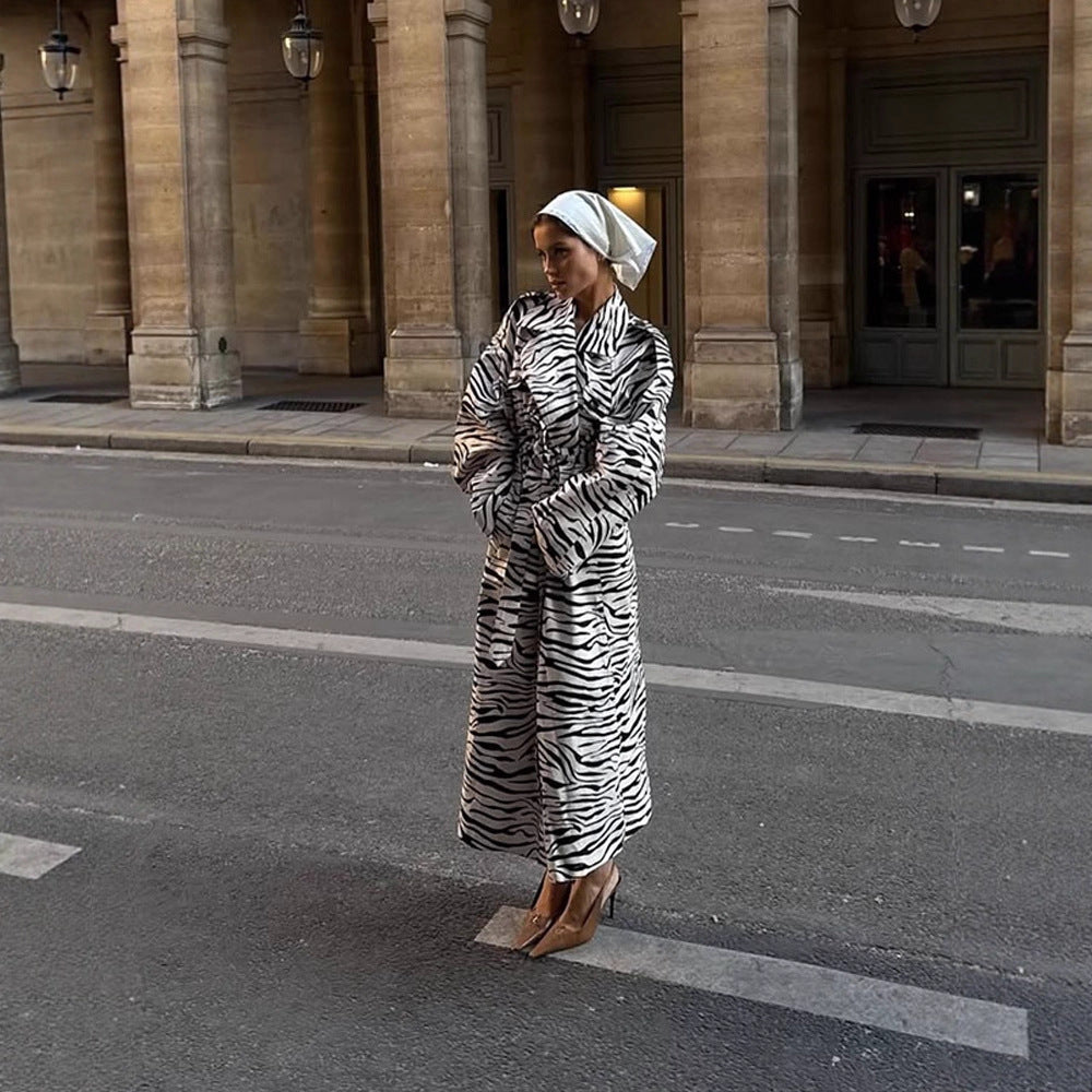 Damen Maxilanger Trenchcoat im Animal-Print mit voluminösem Schalkragen, bindegürtel und kastiger Silhouette Echoarchiv