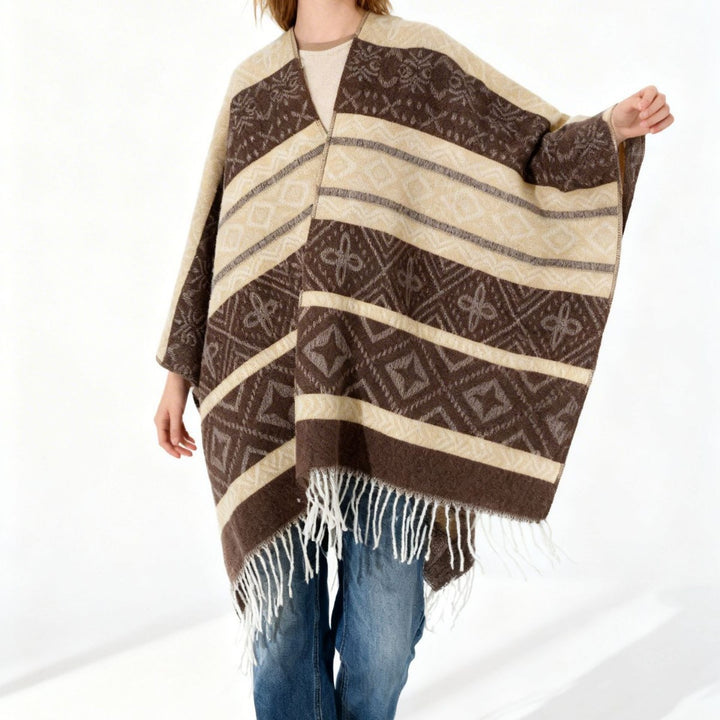 Damen Überwurfcape mit Jacquard‑Strick, V‑Ausschnitt und Fransensaum – Avérine
